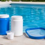 Différence entre floculant et clarifiant : lequel choisir pour l’entretien de votre piscine ?