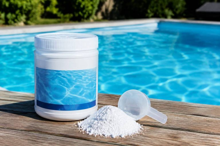 Acide cyanurique piscine danger : quels risques pour la santé et l’eau ?